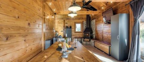 Stuga Standard - flera sovrum (Wood House Bela Krajina) | Restauranger