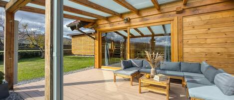 สแตนดาร์ดชาเลท์, หลายห้องนอน (Wood House Bela Krajina) | ลานระเบียง/นอกชาน