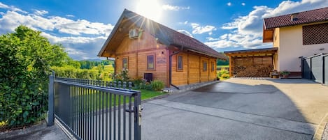 標準小木屋, 多間臥室 (Wood House Bela Krajina) | 外觀