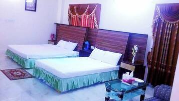 Deluxe-Doppel- oder -Zweibettzimmer, Balkon, Gartenblick | Badezimmer | Badewanne, kostenlose Toilettenartikel, Handtücher, Seife