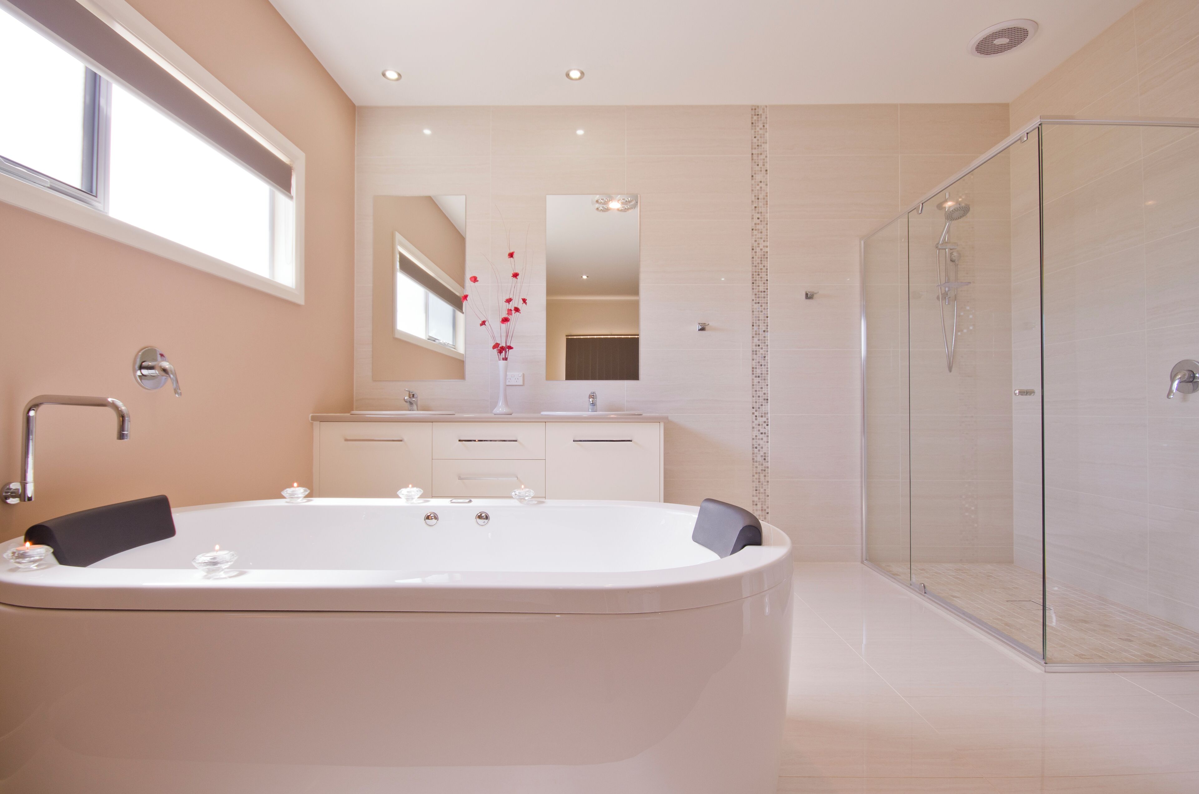 Shower, jetted bath, hair dryer, towels