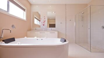 Shower, jetted bath, hair dryer, towels