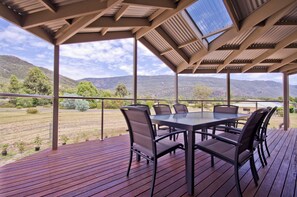 Outdoor dining - Avue Retreat Luxury 3 Bedroom Accommodation (Halls Gap)
