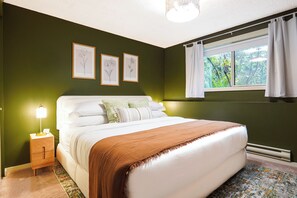 Iron/ironing board, travel crib, free WiFi, bed sheets