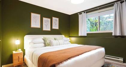 Romantic Mt. Baker Condo w/ King Bed, Dogs Invited
