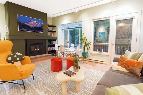 Smart TV, chimenea y oficina 