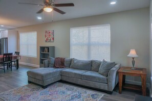 Smart TV - Modern, comfortable 3BR/2BA Home Near Downtown Houston (Houston)