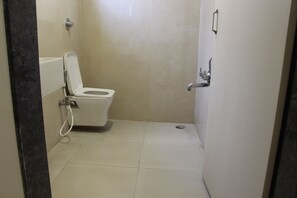 Ducha, artículos de tocador gratuitos, toallas, jabón