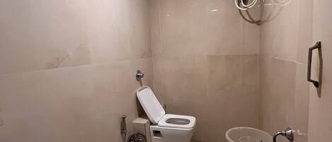A bathroom with a toilet, bidet, and bathtub.