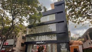 Vista frontal de la propiedad