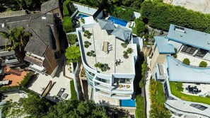 A multi-story building with a rooftop terrace, outdoor seating area, and a swimming pool. - Grand Double Bay Penthouse–Stunning Terrace & Pool (Double Bay)