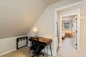 Työpöytä, silitysrauta/-lauta, vauvan matkasänky, Wi-Fi