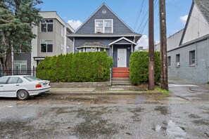 Exterior - Unbeatable UW Location | Bright 3BR/2BA Upper Unit (Seattle)