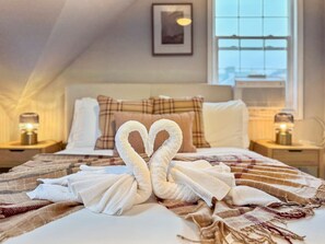 مكتب ومكواة/لوح كي وسرير سفر وواي فاي