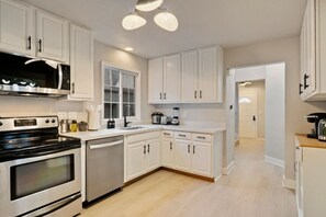 ثلاجة، ميكروويف، فرن، موقد طهي مسطح