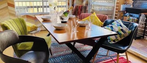 Deluxe Apartment, City View | Living area