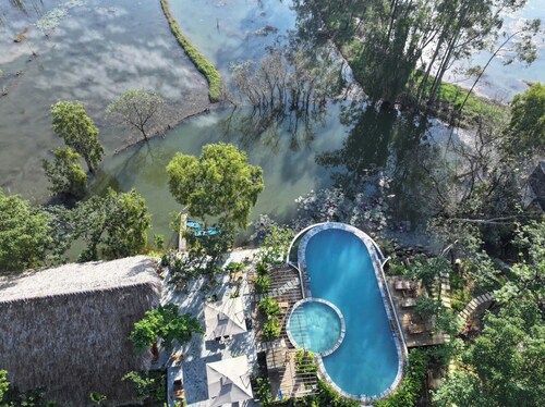 Van Long Garden Retreat