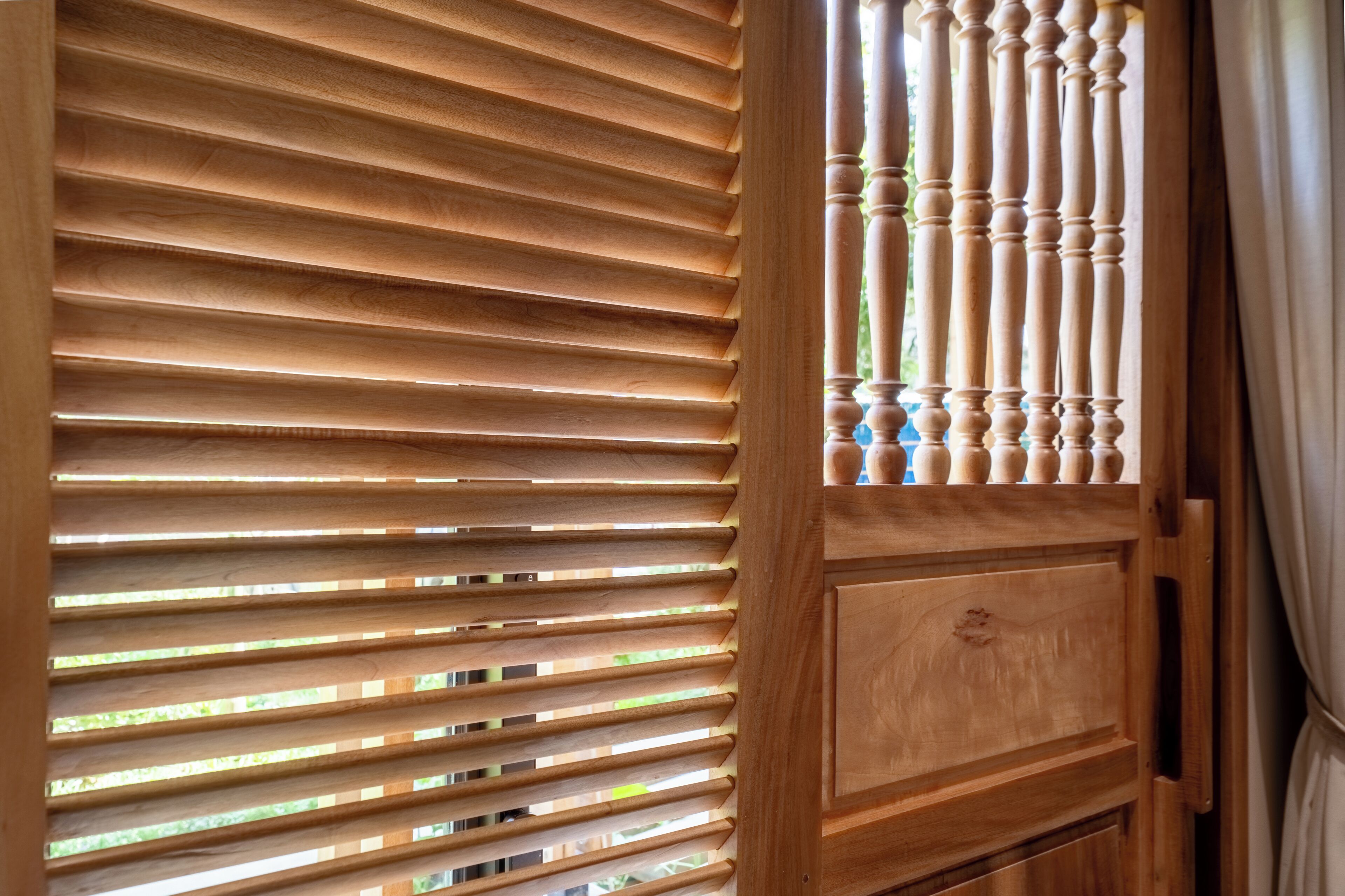 Une porte en bois, dotée de traverses horizontales et d’un panneau décoratif.