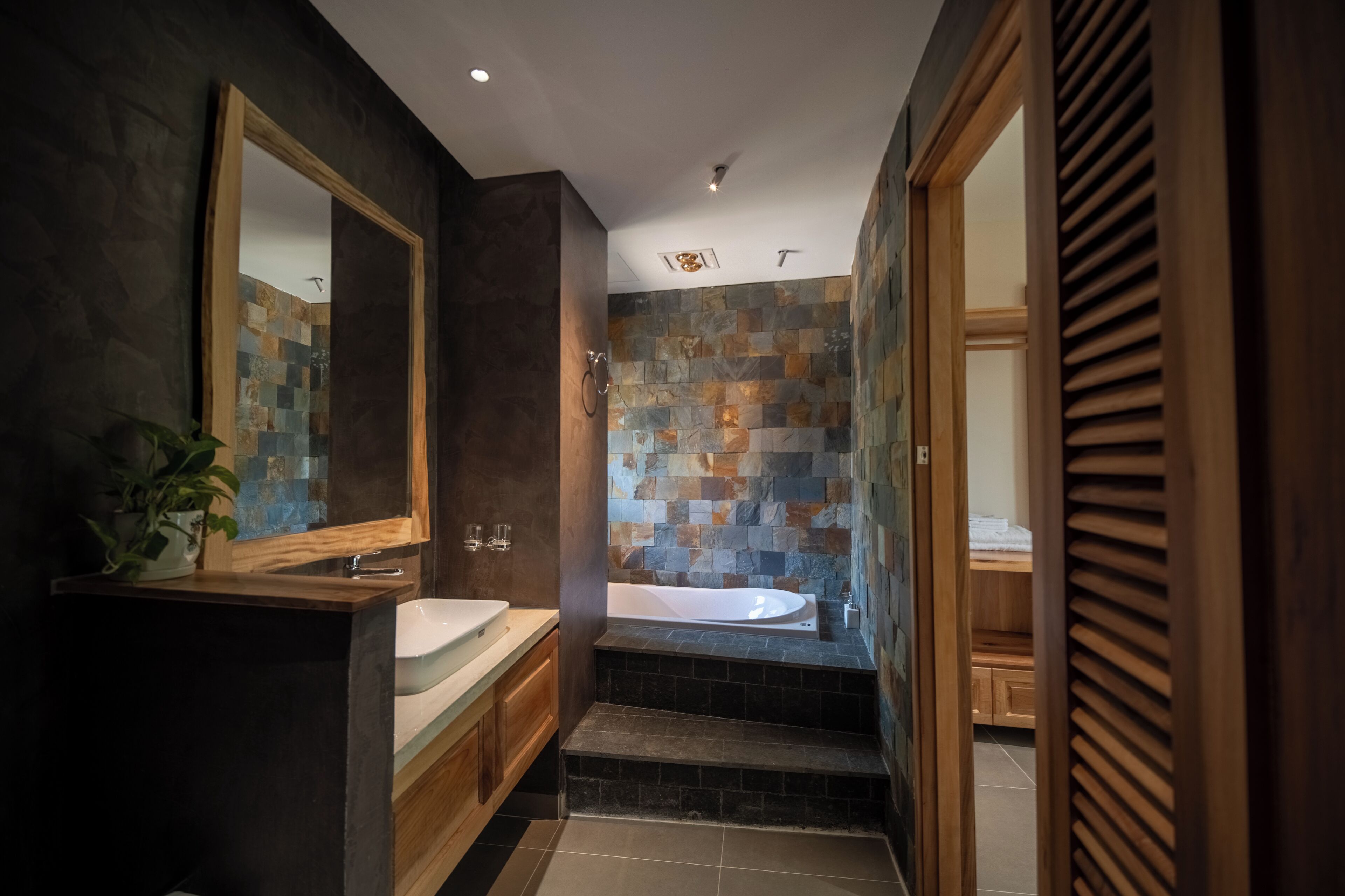 Luxury Studio Suite, Balcony, Lake View | Free WiFi