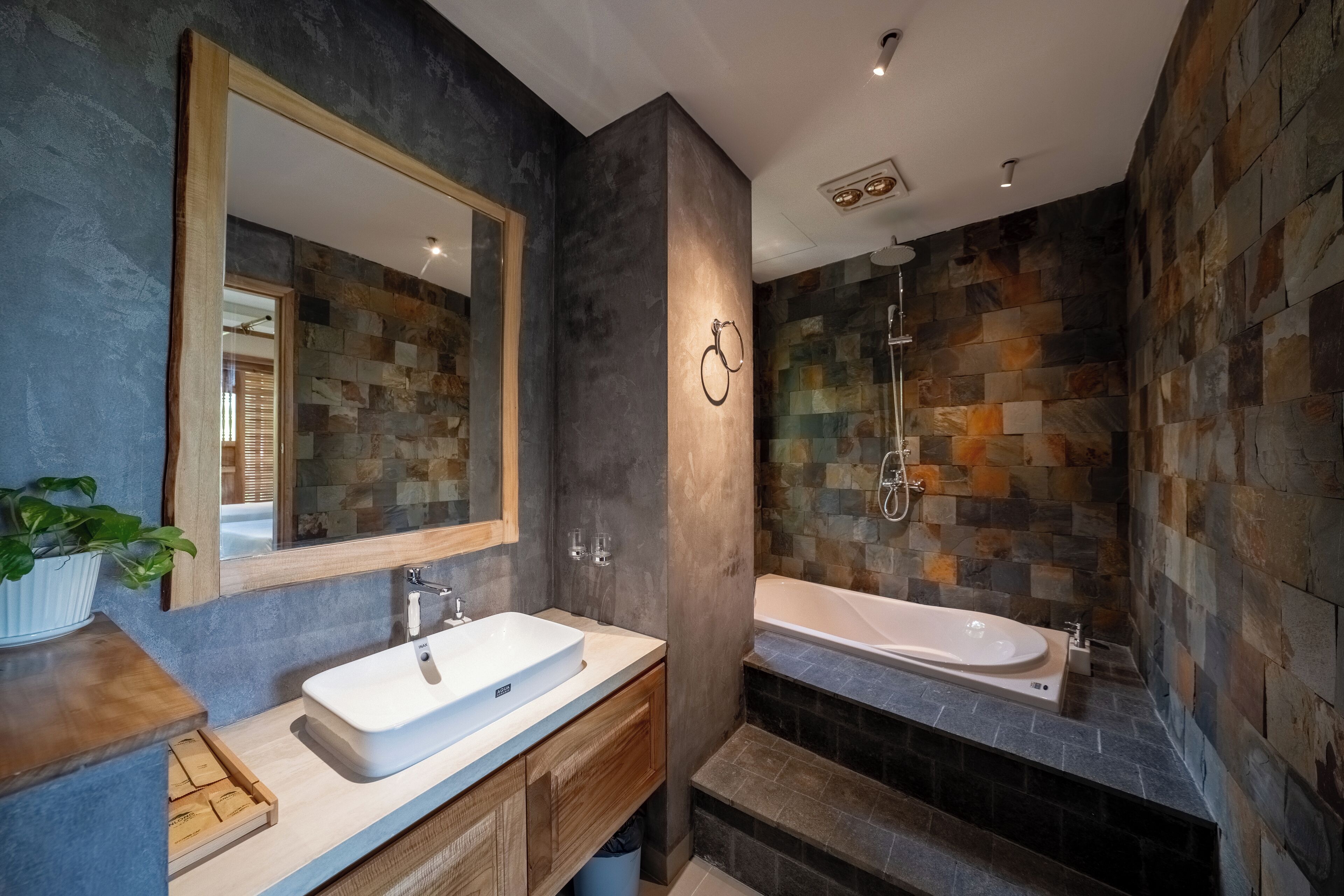 家庭套房, 阳台, 湖景 | 浴室 | 淋浴/盆浴组合、免费洗浴用品、吹风机、肥皂