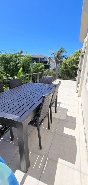 Outdoor dining - Sunkist tranquility in Mount Maunganui's Golden Triangle (Mount Maunganui)