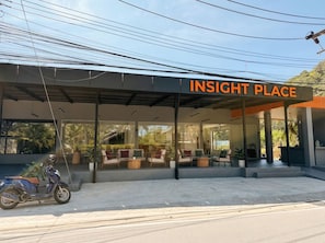 Un edificio moderno con un letrero que dice 'INSIGHT PLACE'.