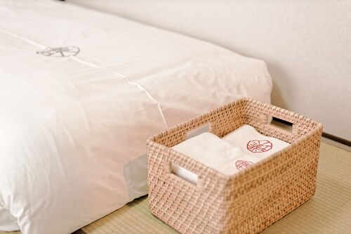 Haku B Hotel is a light-filled Japanese-style guesthouse/ Tokyo's cold winters/ Rare warmth in all rooms/ Located in the heart of Shinjuku/ Only a 4-minute walk from East Shinjuku/ Maximum occupancy of 6 people/ Completely renovated.