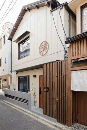Exterior - Haku B Hotel is a light-filled Japanese-style guesthouse/ Tokyo's cold winters/ Rare warmth in all rooms/ Located in the heart of Shinjuku/ Only a 4-minute walk from East Shinjuku/ Maximum occupancy of 6 people/ Completely renovated. (Shinjuku City)