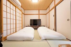 3 bedrooms, free WiFi - Haku B Hotel is a light-filled Japanese-style guesthouse/ Tokyo's cold winters/ Rare warmth in all rooms/ Located in the heart of Shinjuku/ Only a 4-minute walk from East Shinjuku/ Maximum occupancy of 6 people/ Completely renovated. (Shinjuku City)