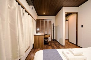 3 bedrooms, free WiFi - Haku B Hotel is a light-filled Japanese-style guesthouse/ Tokyo's cold winters/ Rare warmth in all rooms/ Located in the heart of Shinjuku/ Only a 4-minute walk from East Shinjuku/ Maximum occupancy of 6 people/ Completely renovated. (Shinjuku City)