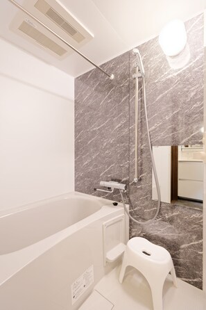 Hair dryer, towels, toilet paper - Haku B Hotel is a light-filled Japanese-style guesthouse/ Tokyo's cold winters/ Rare warmth in all rooms/ Located in the heart of Shinjuku/ Only a 4-minute walk from East Shinjuku/ Maximum occupancy of 6 people/ Completely renovated. (Shinjuku City)