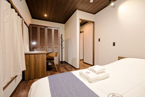 Haku B Hotel is a light-filled Japanese-style guesthouse/ Tokyo's cold winters/ Rare warmth in all rooms/ Located in the heart of Shinjuku/ Only a 4-minute walk from East Shinjuku/ Maximum occupancy of 6 people/ Completely renovated.