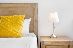 Tabla de planchar con plancha, internet y ropa de cama 
