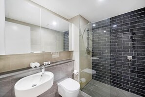 Hair dryer, towels, soap, shampoo - Modern 1B1B @Sydney Olympic Park (Sydney Olympic Park)