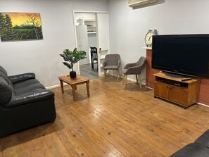 Living area - Three furnished bedrooms and two bathrooms house (Deer park)