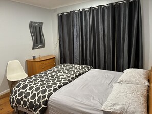 3 bedrooms, iron/ironing board, Internet, bed sheets - Three furnished bedrooms and two bathrooms house (Deer park)