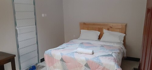 Beautiful 7-bedroom apartment with AC in pleasant Karatu