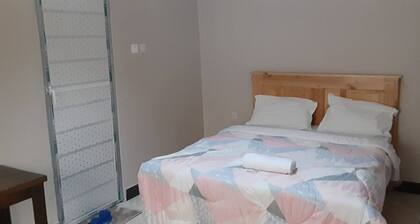Beautiful 7-bedroom apartment with AC in pleasant Karatu