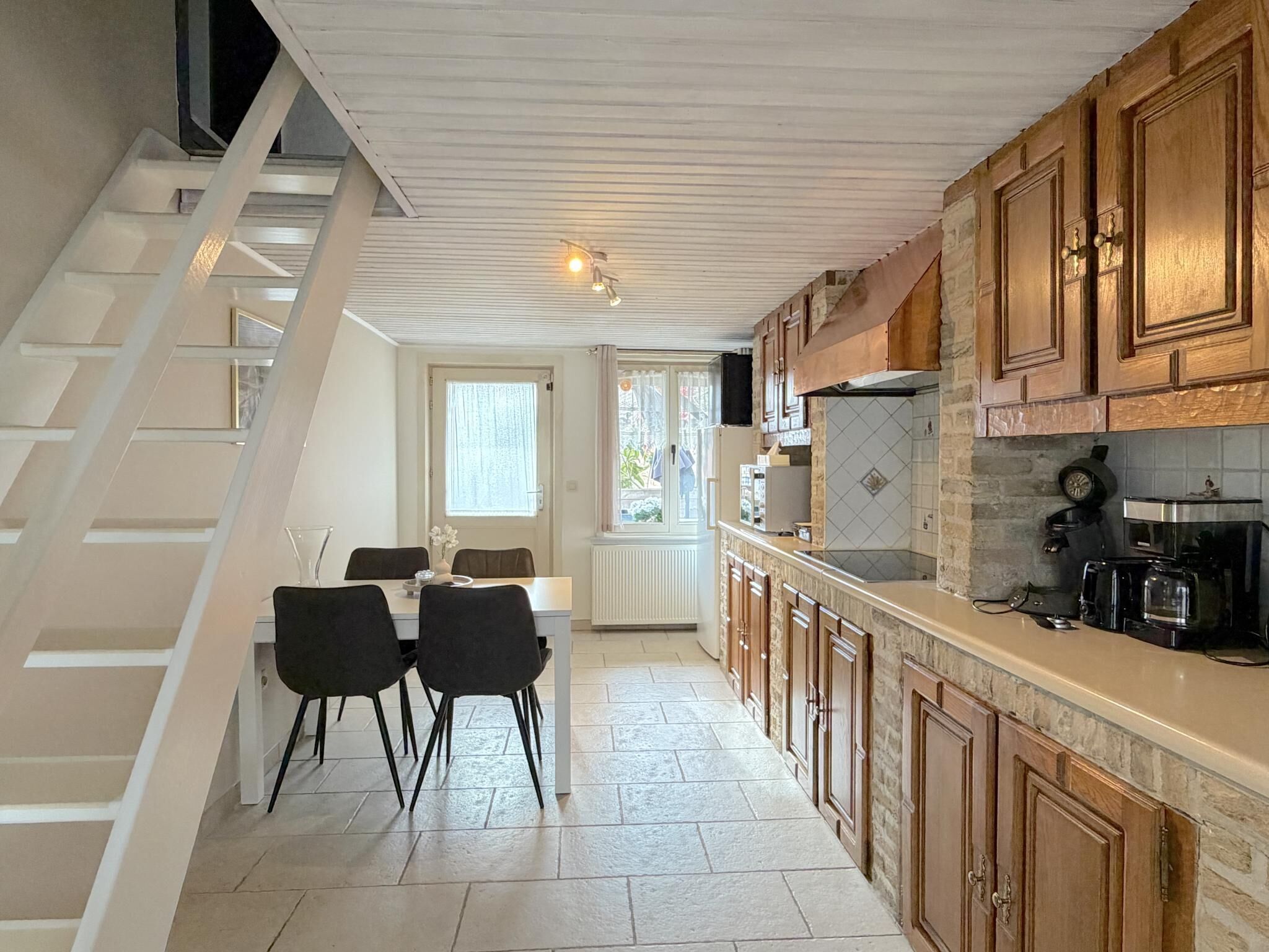 Kjøleskap, mikrobølgeovn, kokeplater og kaffetrakter/tekoker