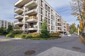 Exterior - Cozy Apartment with Balcony | 1 km from the Main Railway Station (Kraków)