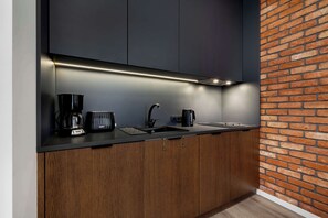 Fridge, stovetop, dishwasher, coffee/tea maker - Cozy Apartment with Balcony | 1 km from the Main Railway Station (Kraków)
