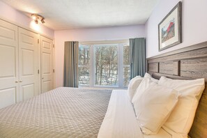 2 bedrooms, desk, iron/ironing board, Internet - Walk to Ski Shuttle! Mountainside Resort Condo (Stowe)
