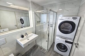 Een douche, gratis toiletartikelen, een haardroger, een bidet