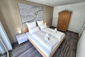 Tabla de planchar con plancha, wifi gratis y ropa de cama 