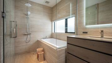Deep soaking bathtub