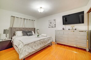 5 makuuhuonetta, työpöytä, silitysrauta/-lauta, vauvan matkasänky