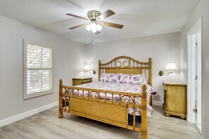 Escritorio, internet y ropa de cama 