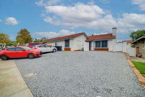 Property grounds - Nurse-Ready Rental 10 Mi to Dtwn Riverside! (Moreno Valley)