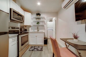 雪櫃、微波爐、焗爐、爐具