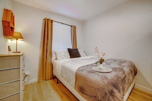 Desk, iron/ironing board, travel cot, Internet - Nurse-Ready Rental 10 Mi to Dtwn Riverside! (Moreno Valley)